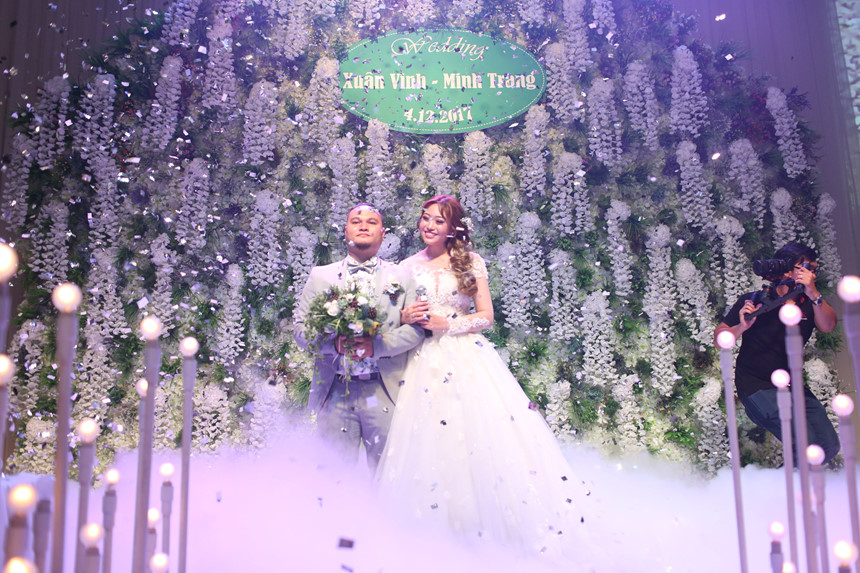 Vinh Râu khóc trong đám cưới khi nghe vợ hát